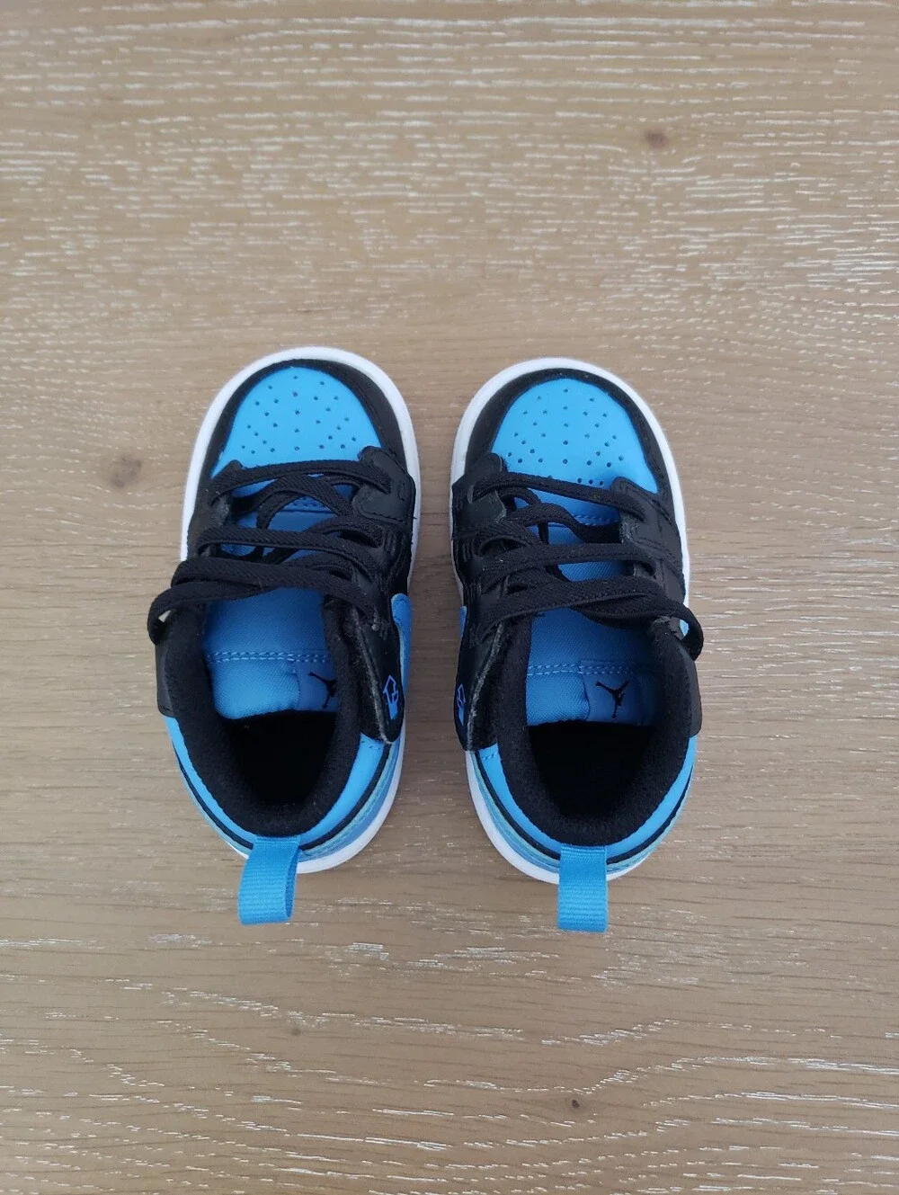 Nike Kids Blue and Black Low-Top Sneakers